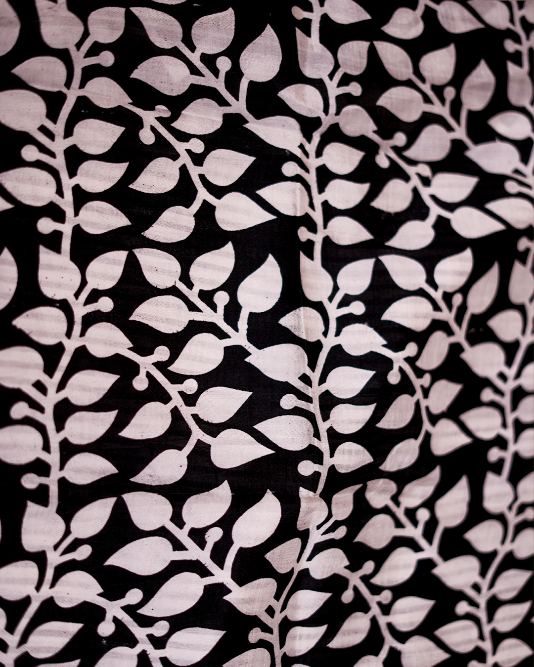 Monochrome Elegance Bhishnupuri Silk Saree - Image 3